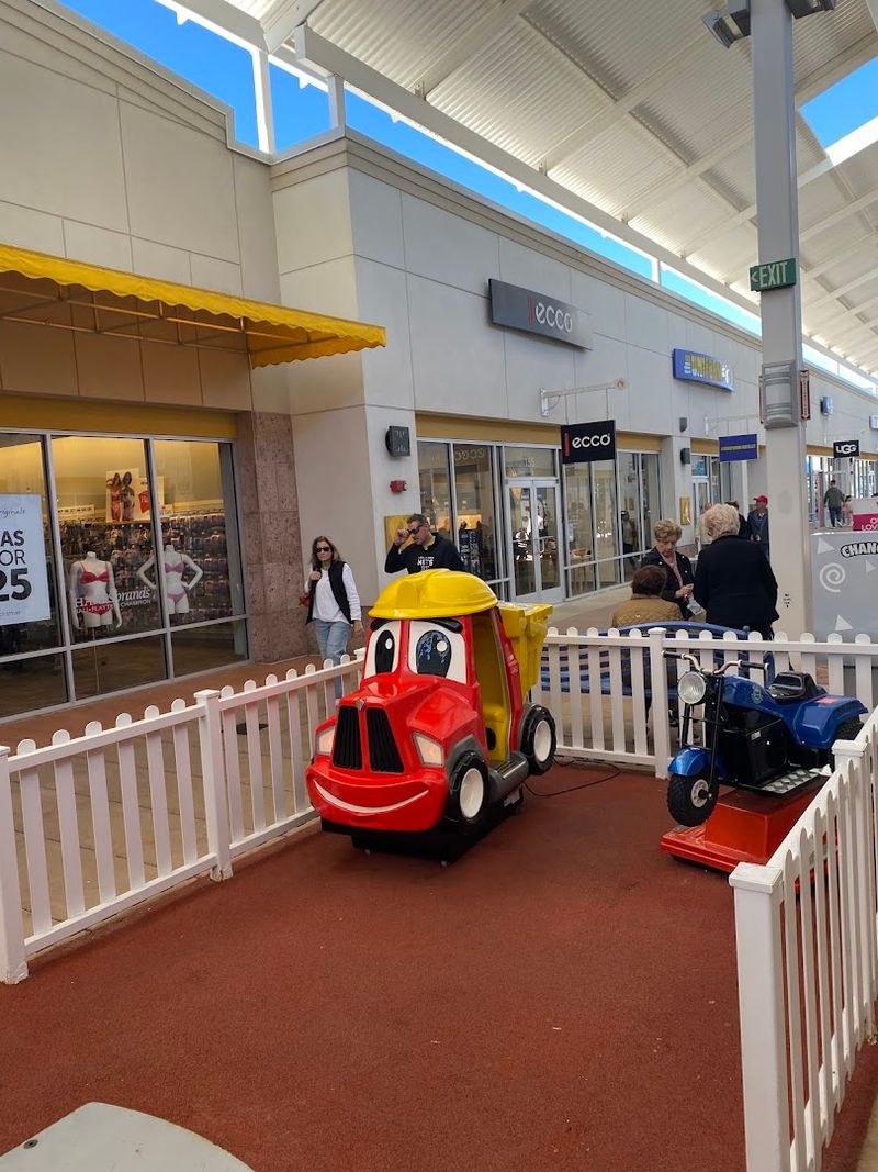 The Outlet Mall Bargain In New Jersey Hunters Keep Returning To Year After Year - Decor Hint A Family-Friendly Setup With Play Areas For Kids