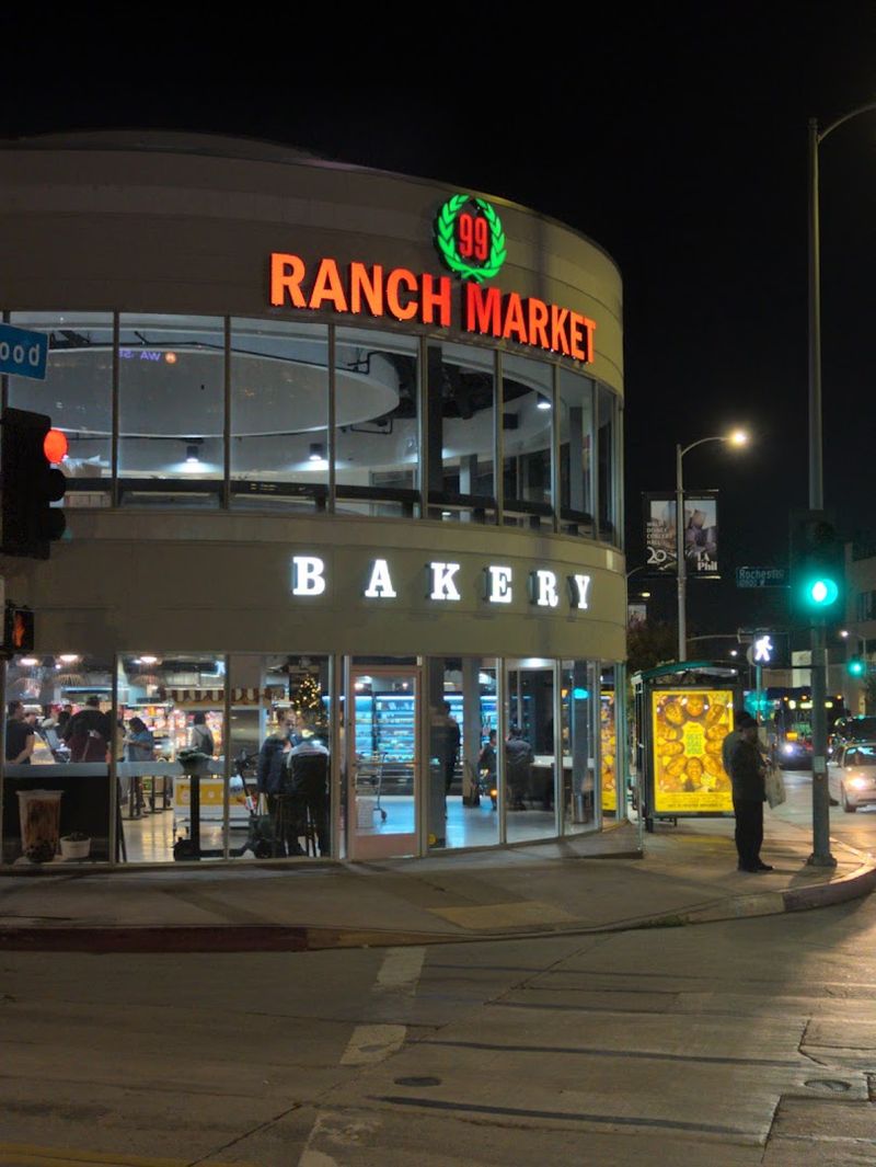 This 45,000 Square Foot Asian Market In Los Angeles, California Feels Like Traveling Across The Pacific - Decor Hint Live Seafood Tanks That Set The Market Apart