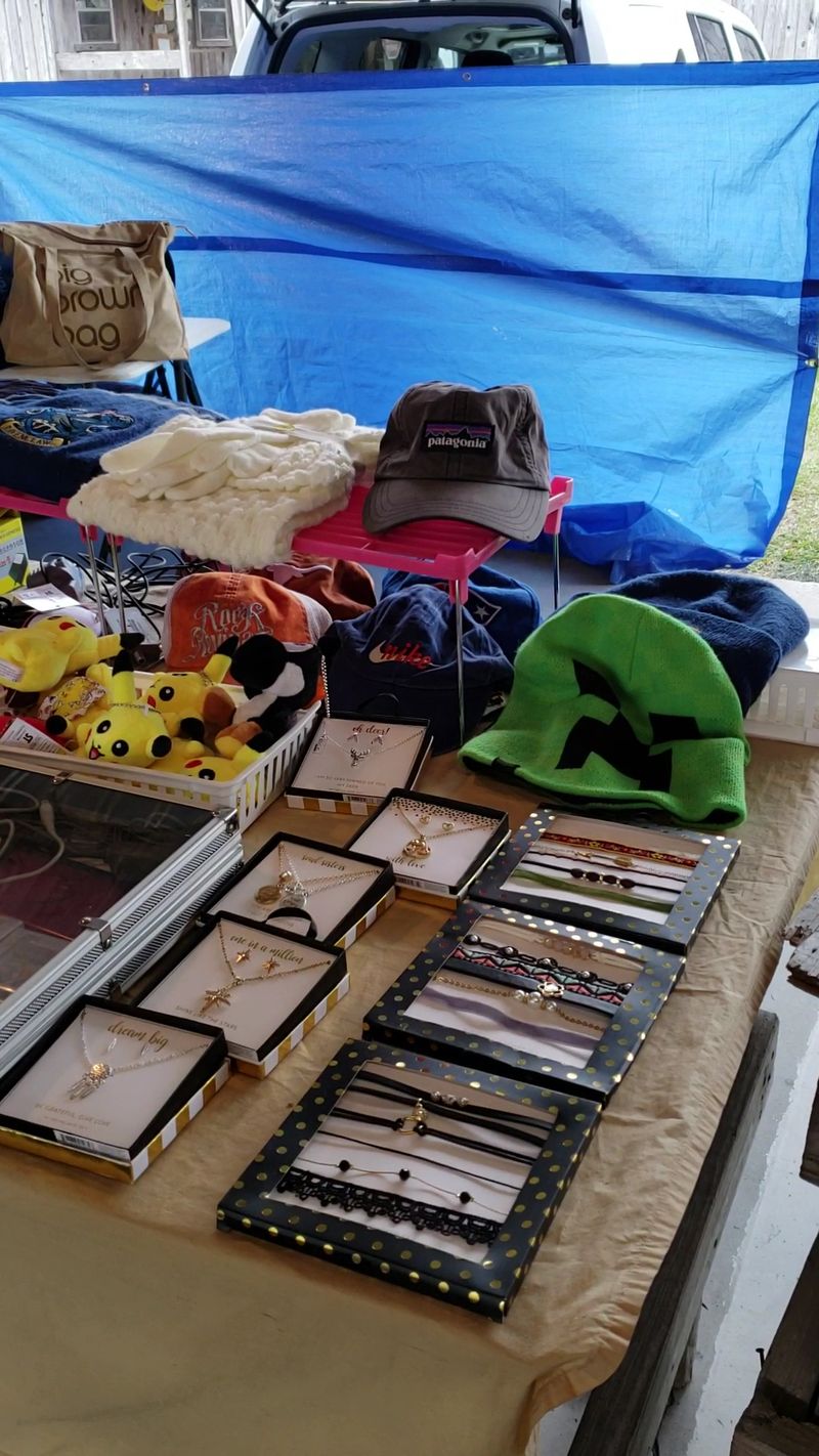 The Enormous Indoor Flea Market In Georgia That'll Make Your Treasure-Hunting Dreams Come True - Decor Hint Vintage Clothing Treasures