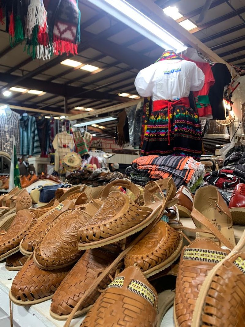 This North Carolina Flea Market Has Deals So Good, You'll Need A Bigger Trunk - Decor Hint Military Memorabilia Appeals To Collectors