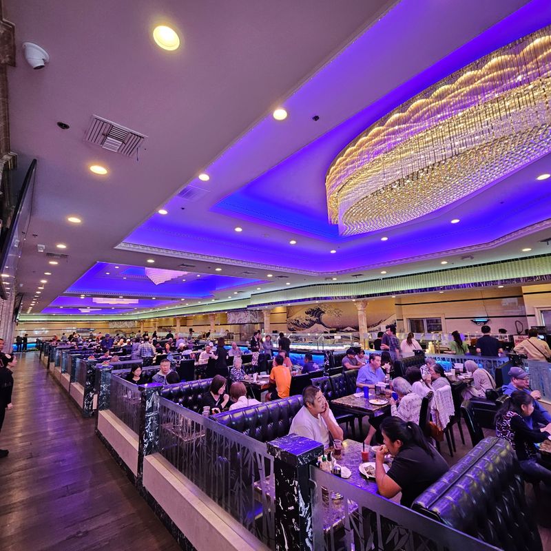 This California Buffet Is So Popular, People Are Planning Vacations Around It In 2026 - Decor Hint Spacious Dining Room Design