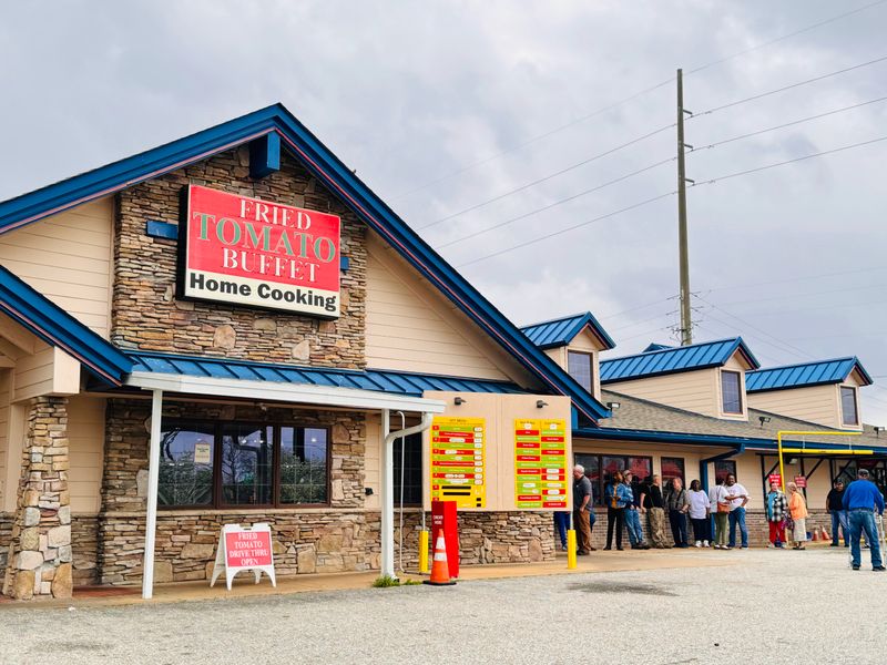 These Georgia Buffets Practically Dare You To Go Back For More - Decor Hint Fried Tomato Buffet