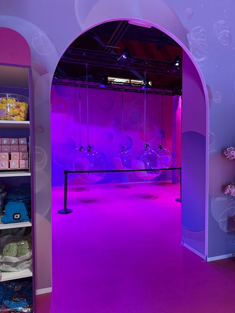This Dreamy Bubble Planet Is The Perfect Alternative To Celebrate Women's Day With The Friends - Decor Hint The Selfie Room Was Literally Designed For Group Photos