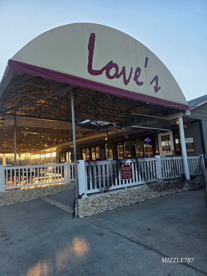 These 16 Georgia Seafood Joints Built Loyalty The Old-Fashioned Way - Decor Hint Love's Seafood & Steaks