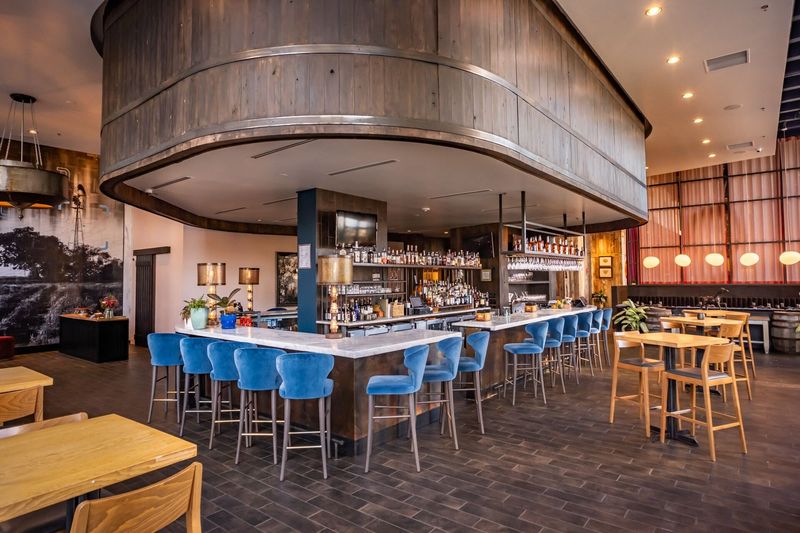 White Oak Kitchen & Cocktails