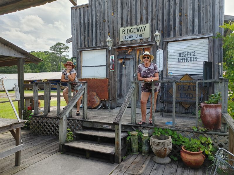 The Enormous Indoor Flea Market In Georgia That'll Make Your Treasure-Hunting Dreams Come True - Decor Hint Kitchen and Household Items