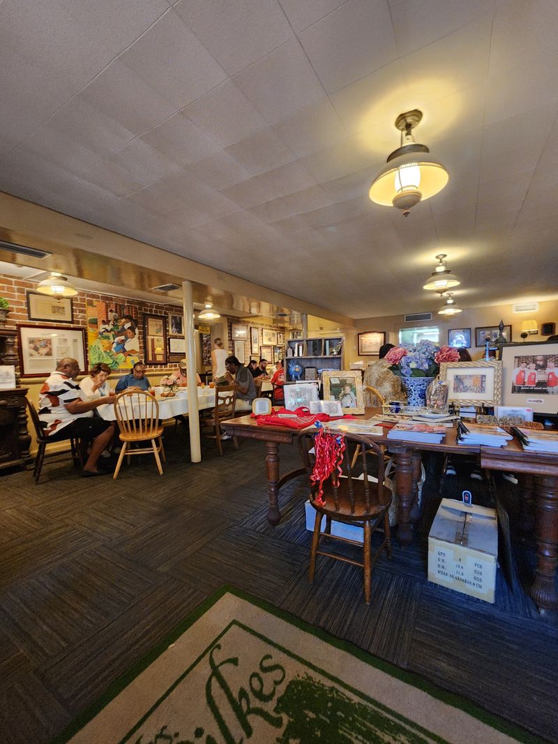 Mrs. Wilkes' Dining Room — Savannah