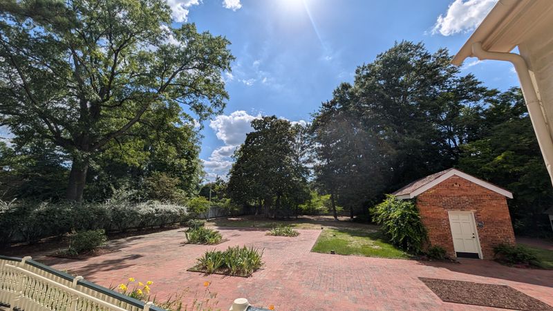 Detached Kitchen For Safety And Summer Comfort