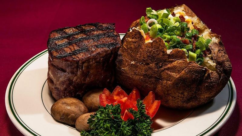 Mixed Customer Reviews Reflecting Varied Dining Experiences