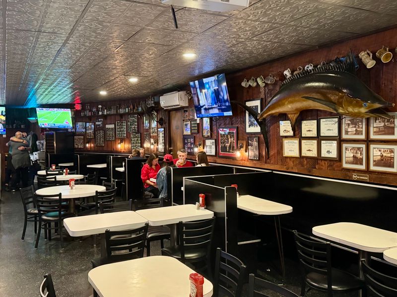 These North Carolina Restaurants Prove Four Generations Can Do It Right - Decor Hint Players Retreat, Raleigh