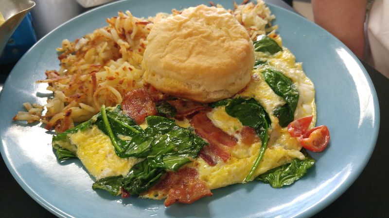 People Line Up At This North Carolina Coastal Eatery Every Weekend For Comfort Food - Decor Hint Affordable Prices That Encourage Return Visits