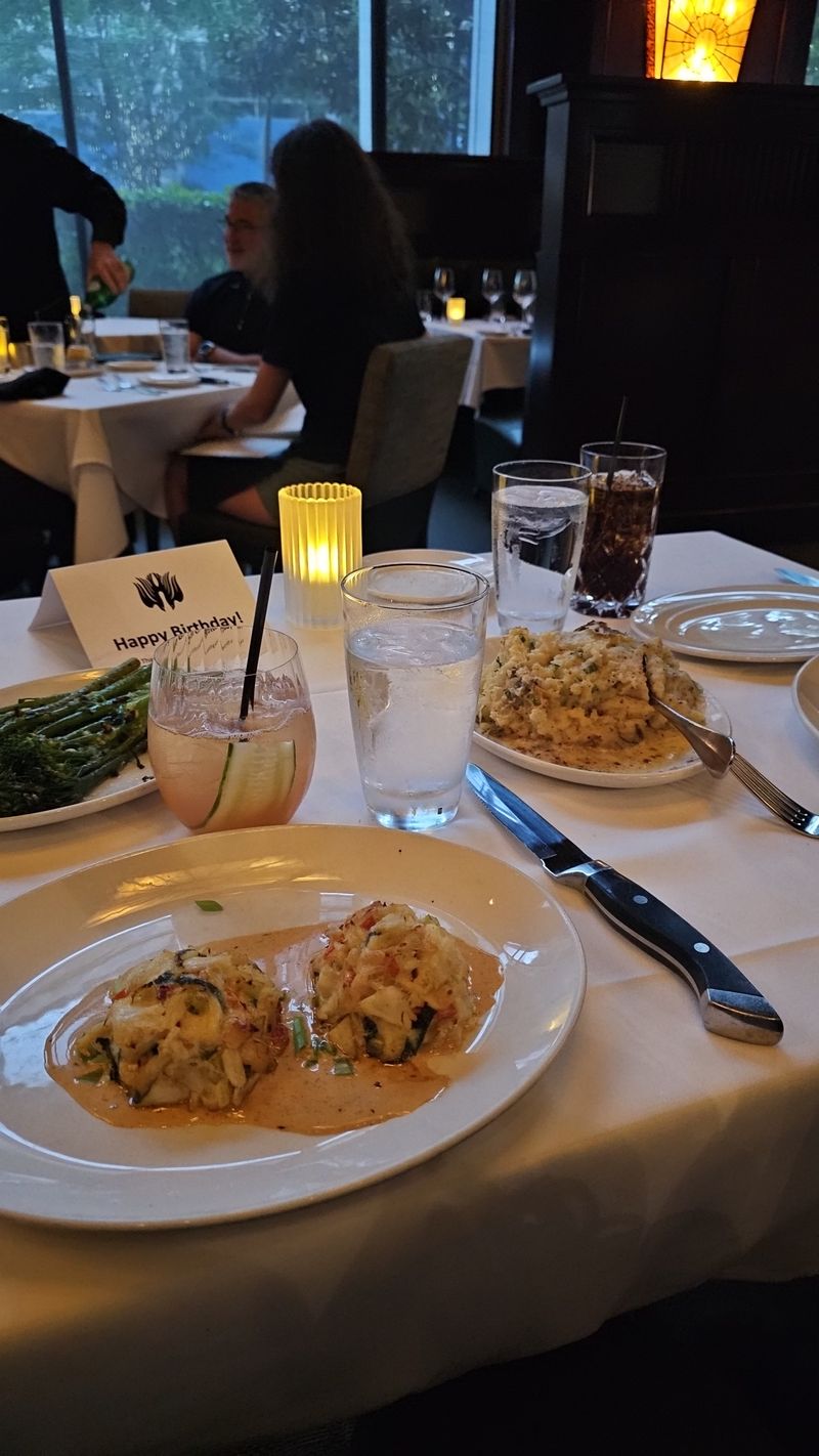 This North Carolina Spot Is Where Expensive Meets Exceptional - Decor Hint Crab Cakes That Set The Standard