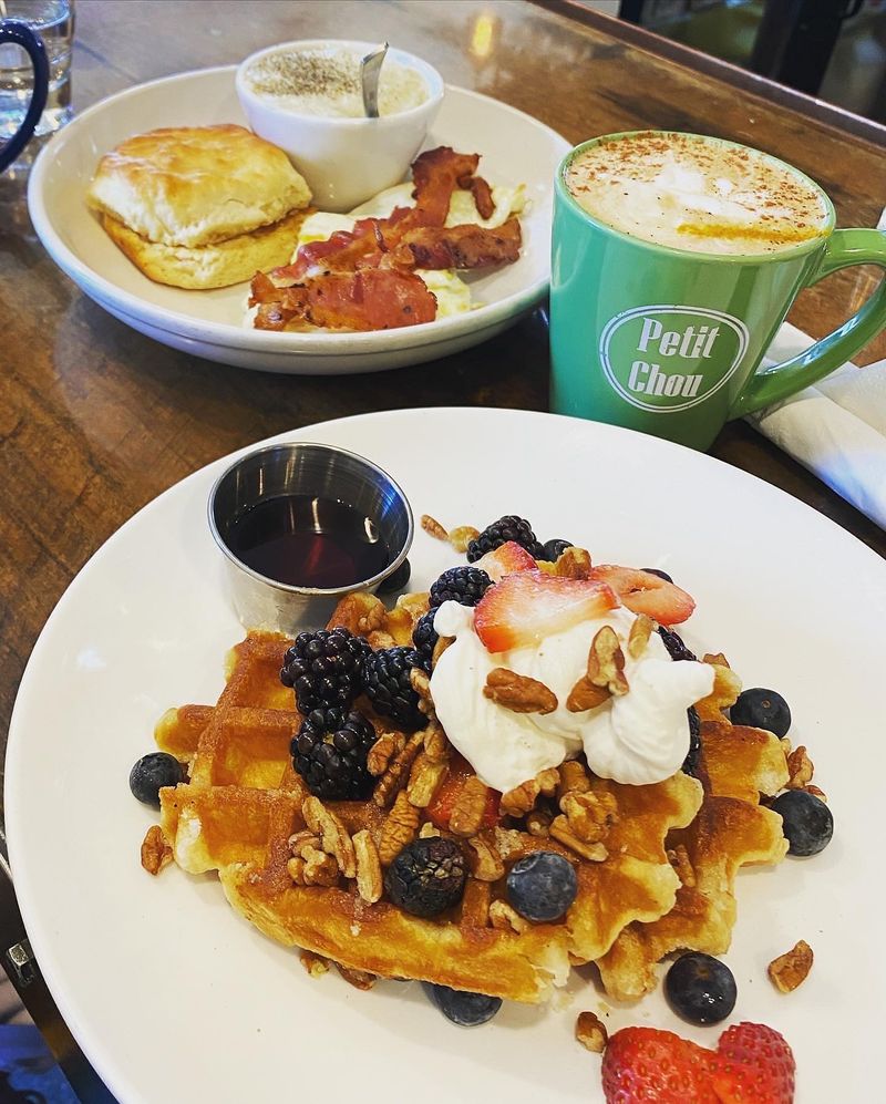 Georgia Locals Are Obsessed With The Mouth-Watering French Onion Soup At This Charming Restaurant - Decor Hint Weekend Brunch That Draws Morning Crowds