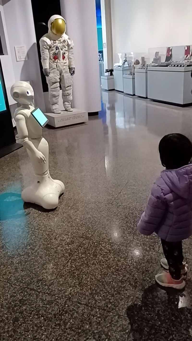 See A Real Apollo Spacecraft And A 10K Planetarium For Free At This Hidden Atlanta Georgia Gem - Decor Hint Solar System Scale Models