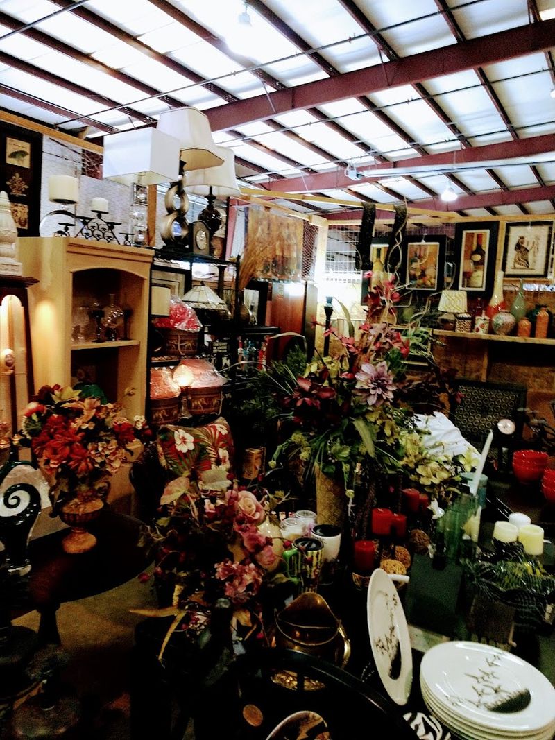 This North Carolina Flea Market Has Deals So Good, You'll Need A Bigger Trunk - Decor Hint Tools And Hardware Attract DIY Enthusiasts