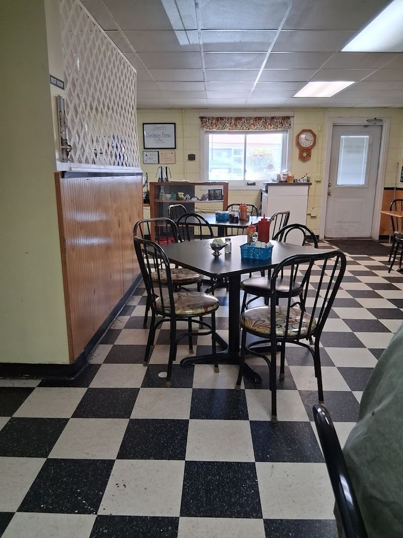 People Line Up At This North Carolina Coastal Eatery Every Weekend For Comfort Food - Decor Hint Operating Hours That Accommodate Beach Schedules