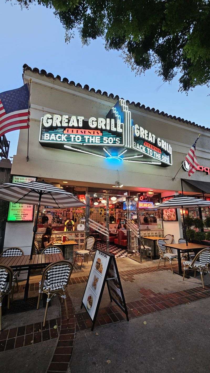 Pet-Friendly Outdoor Seating For Dining With Furry Companions