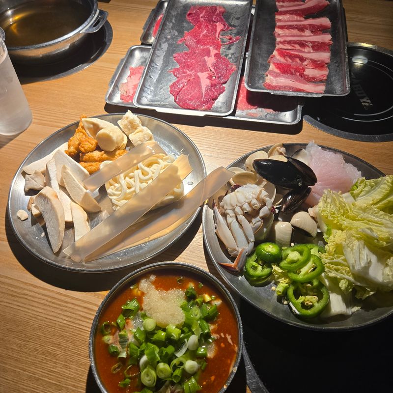 This California All-You-Can-Eat Buffet Is A Must-Visit For Hungry Locals - Decor Hint Fresh Ingredients Maintained Throughout Service