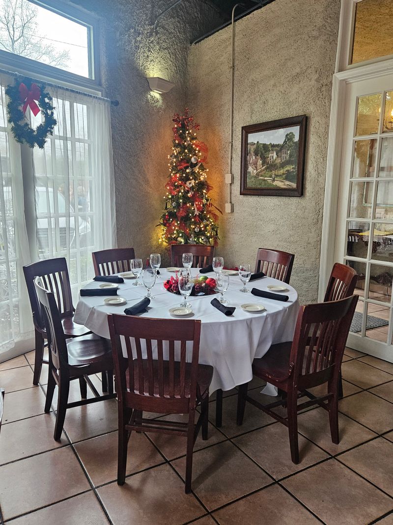 Georgia Locals Are Obsessed With The Mouth-Watering French Onion Soup At This Charming Restaurant - Decor Hint Knowledgeable Staff Who Make You Feel Welcome