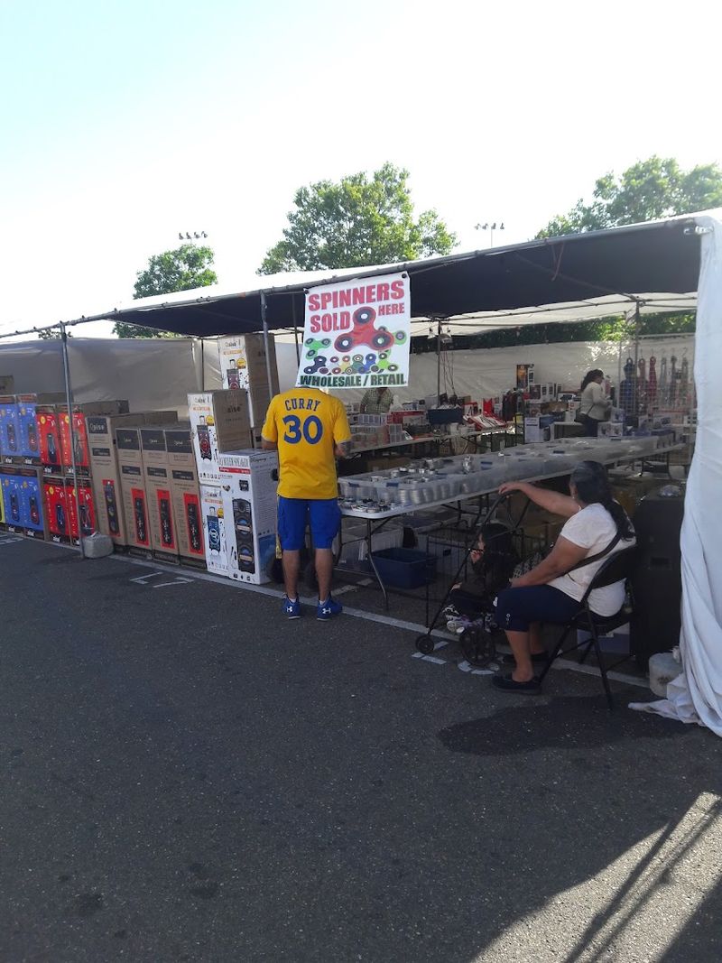 This 15-Acre California Flea Market Will Make You Want To Stay All Day - Decor Hint Free Carryout Service With Available Carts