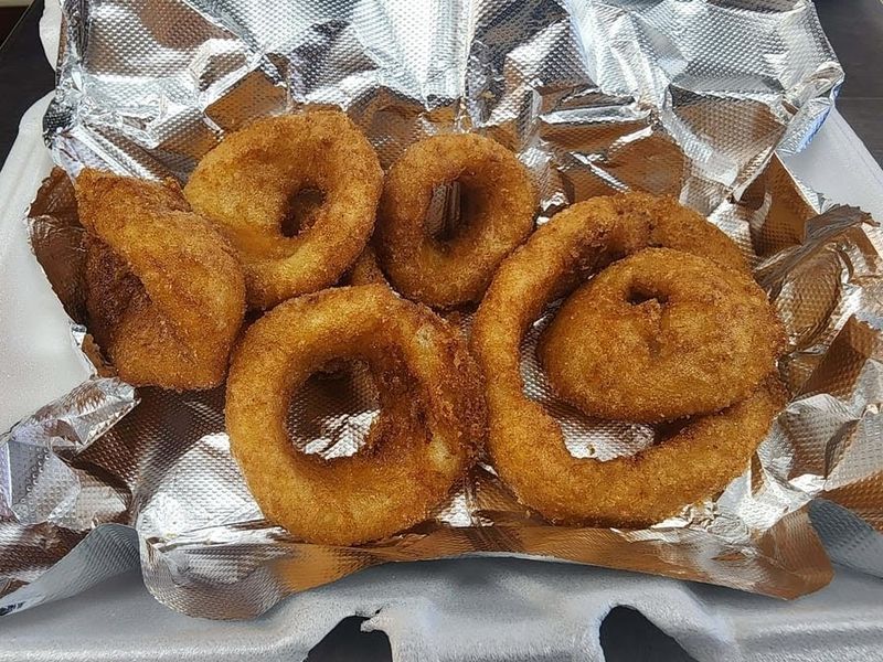 Onion Rings That Earn Repeated Mentions In Reviews