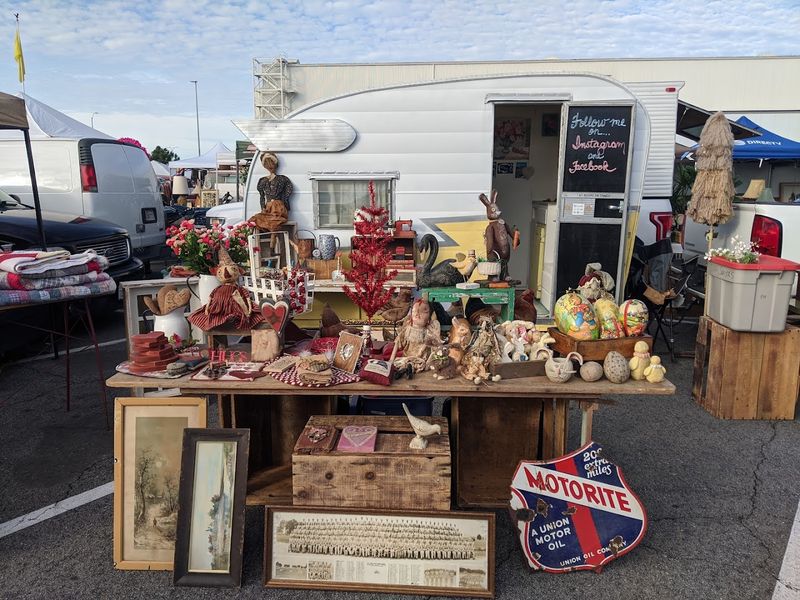 This 20-Acre Southern California Antiques Market Is Packed With 800+ Vendors - Decor Hint General Admission Runs From 7:00 AM To 2:30 PM