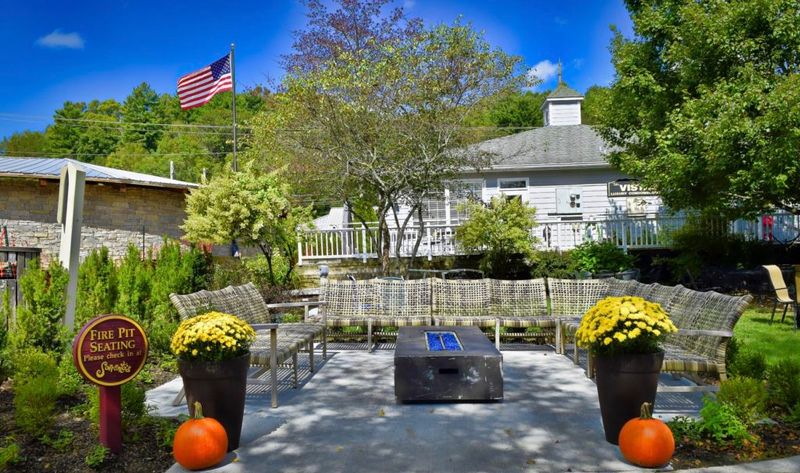 The Most Adorable North Carolina Villages You Have To Visit This Year - Decor Hint Banner Elk