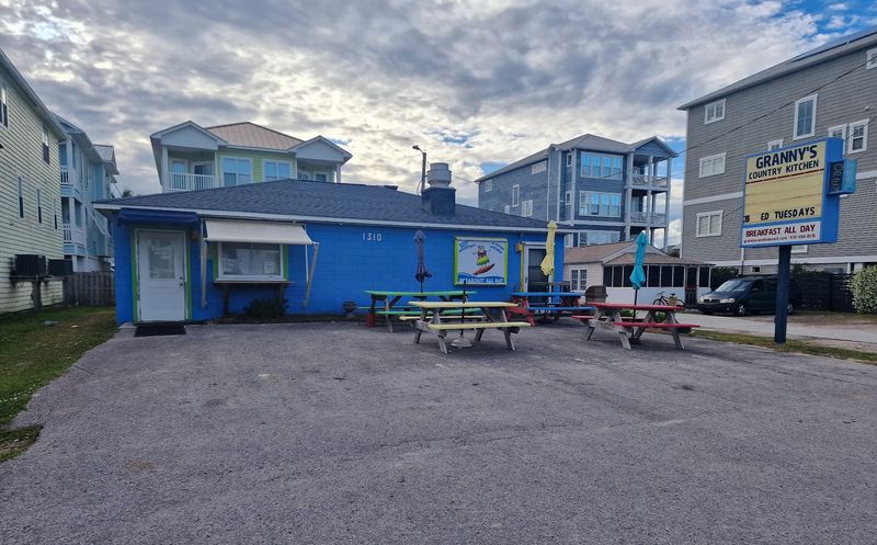 People Line Up At This North Carolina Coastal Eatery Every Weekend For Comfort Food - Decor Hint Location Just One Block From The Ocean