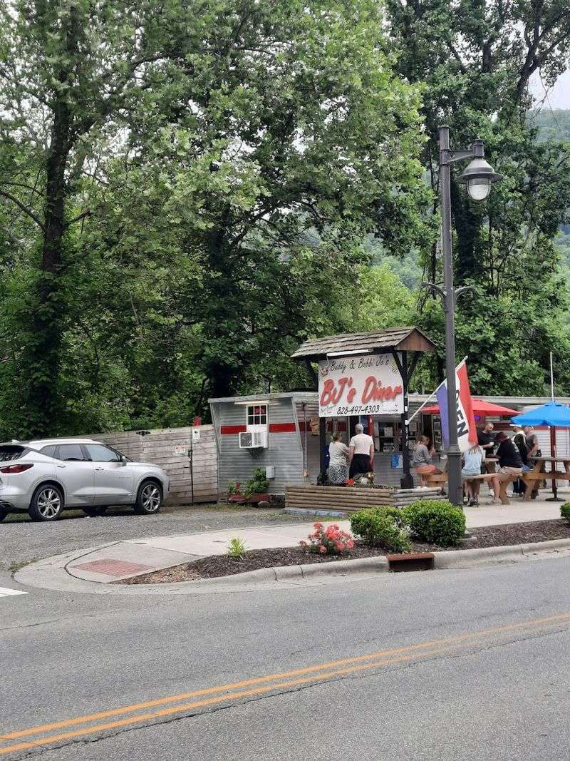 The North Carolina Burger Spot That Smoky Mountain Visitors Can't Miss - Decor Hint Proximity To National Park Entrance