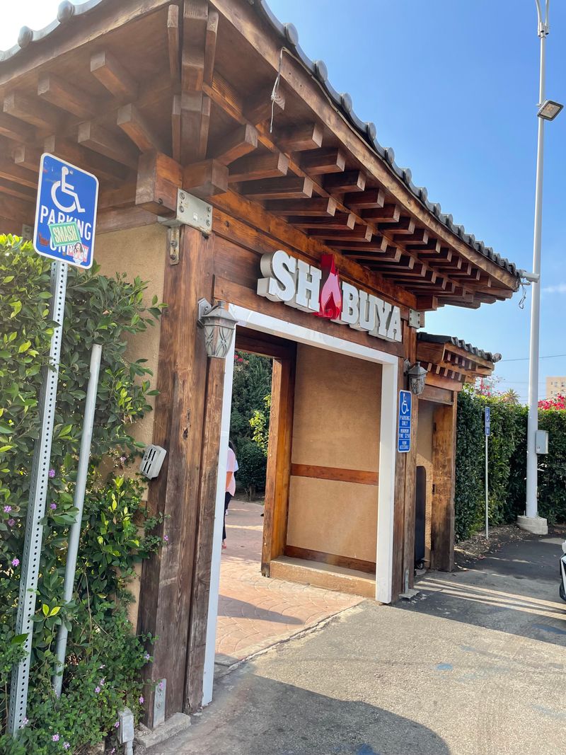 This California All-You-Can-Eat Buffet Is A Must-Visit For Hungry Locals - Decor Hint Positive Reviews Reflect Consistent Experience