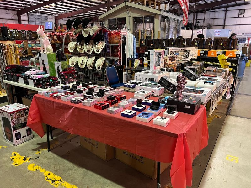 This North Carolina Flea Market Has Deals So Good, You'll Need A Bigger Trunk - Decor Hint Appliance Vendors Solve Home Repair Needs