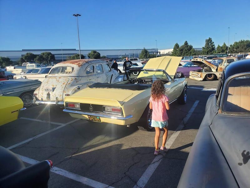 This 20-Acre Southern California Antiques Market Is Packed With 800+ Vendors - Decor Hint Free Parking Makes Visiting Convenient