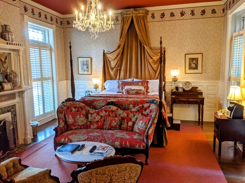 Luxurious Four-Poster Beds Made For Couples