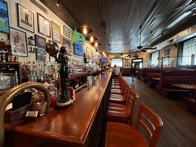 These 13 Beachside Georgia Burger Shacks Are Still Mostly Known To Locals - Decor Hint Crystal Beer Parlor