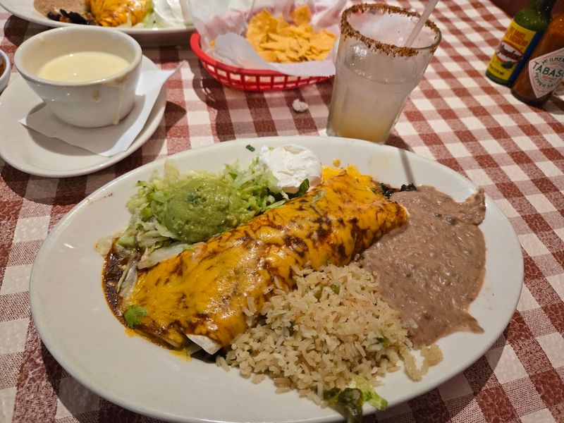 This Hidden Mexican Eatery In Georgia Serves The Best Margaritas And Nachos - Decor Hint Margaritas Pair Perfectly With Almost Everything