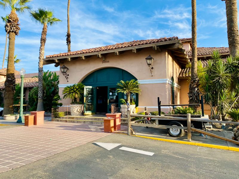 12 Wacky Restaurants In California Where Dining Is An Adventure - Decor Hint Harris Ranch Restaurant, Coalinga