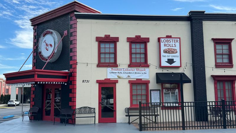 The Florida Buffet With Desserts People Talk About Long After The Plates Are Cleared - Decor Hint Warm Bread Pudding With Vanilla Sauce