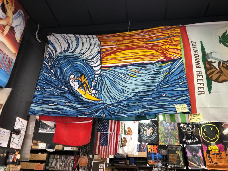 Closing Sale Draws Crowds Seeking Final Memories