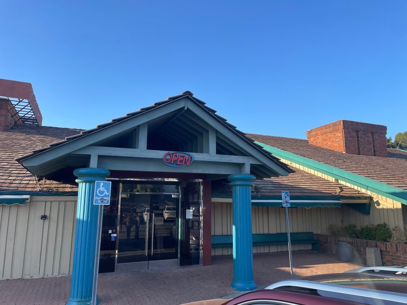 This All-You-Can-Eat California Seafood Feast Is Perfect For A Spring Outing - Decor Hint Spring Weather Makes Dining Out More Appealing