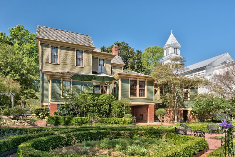 Economic Job Market with Living Wages