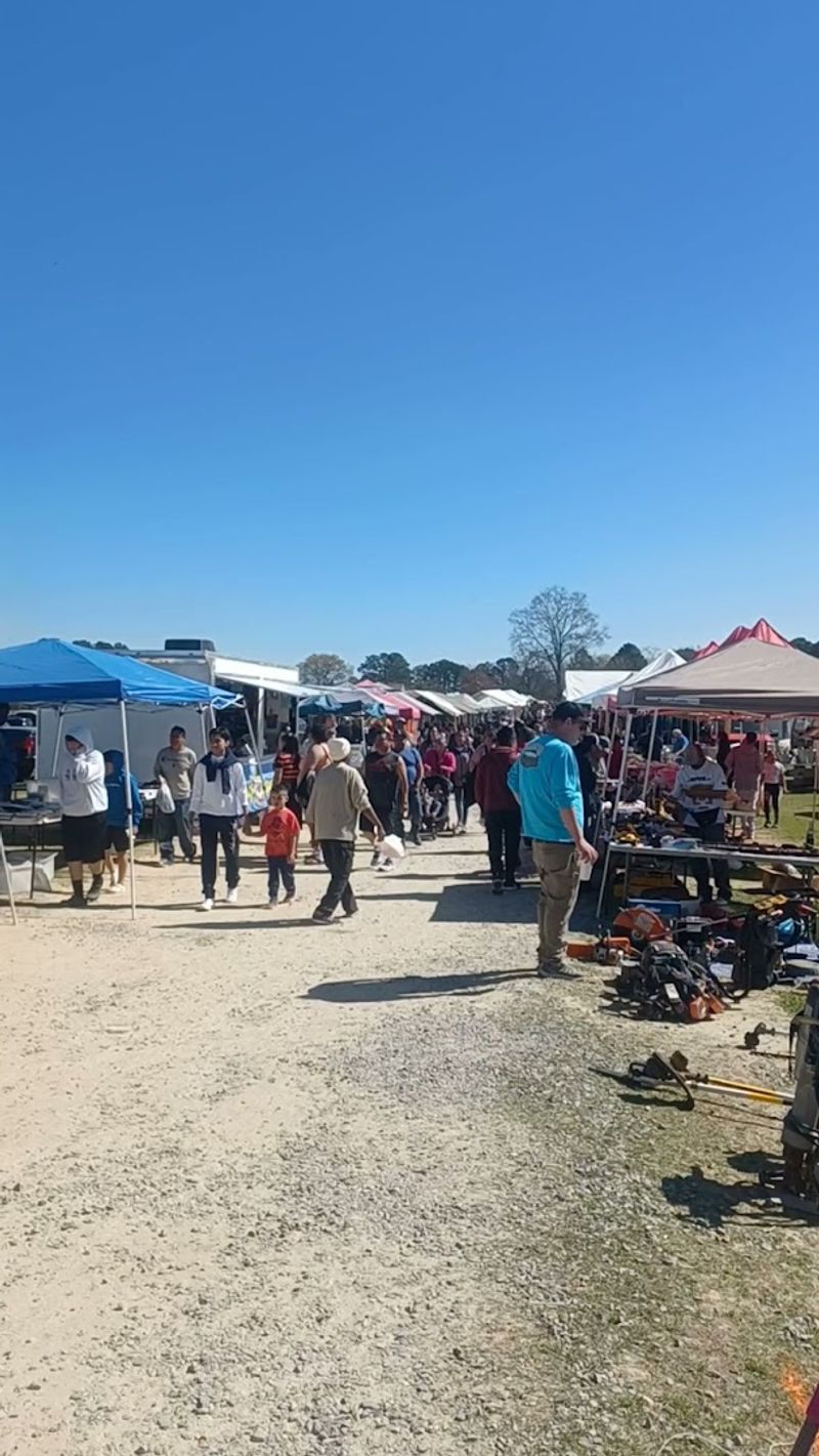This North Carolina Flea Market Has Deals So Good, You'll Need A Bigger Trunk - Decor Hint Weekend-Only Operations Create Event Atmosphere