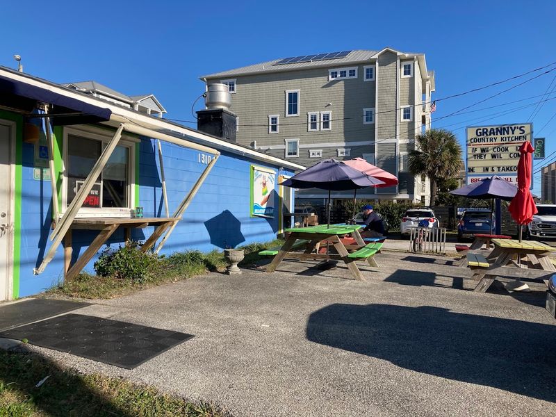 People Line Up At This North Carolina Coastal Eatery Every Weekend For Comfort Food - Decor Hint Outdoor Seating With Coastal Breezes
