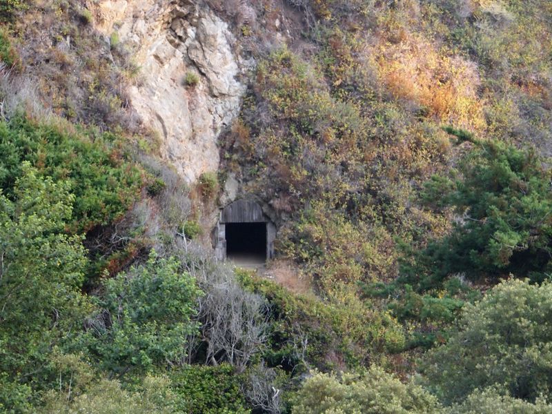 This Easy 1-Mile Hike In California Is So Stunning, You'll Be Dreaming About It For Days - Decor Hint Hand-Carved Historic Tunnel Through Solid Rock
