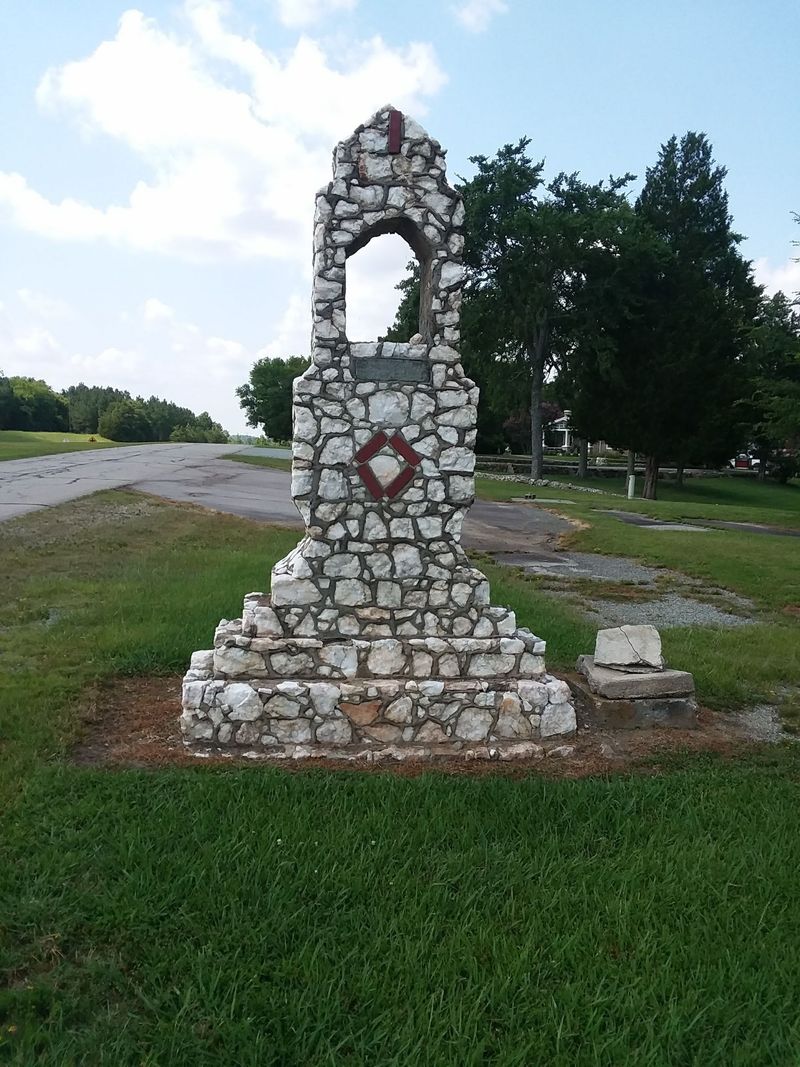 This North Carolina Village Is A Springtime Fairy Tale You Can Visit - Decor Hint Finding Shangri-La Along Highway 86