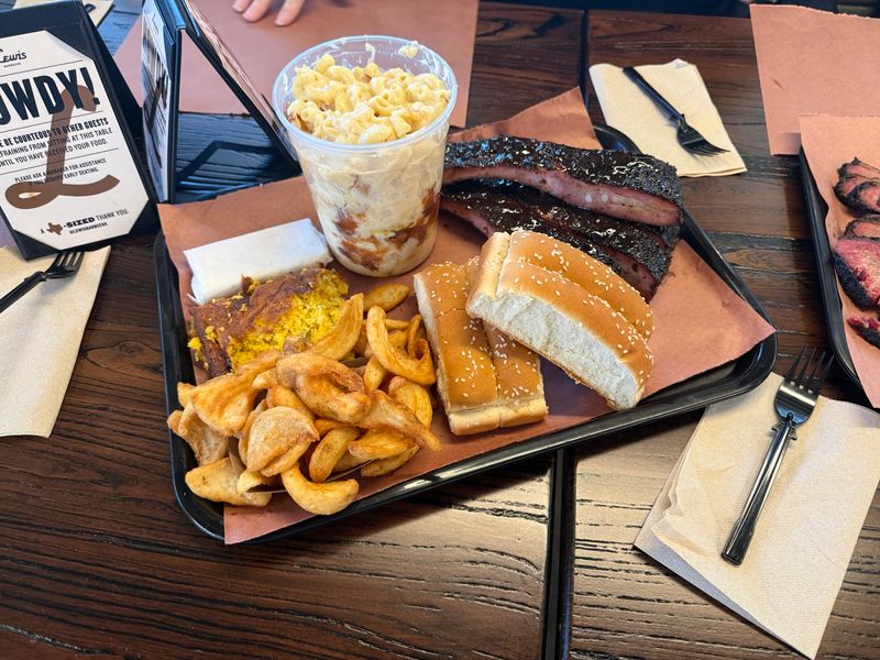 This Georgia Smokehouse Serves Brisket So Good You'll Dream About It - Decor Hint Sides That Complement Without Competing