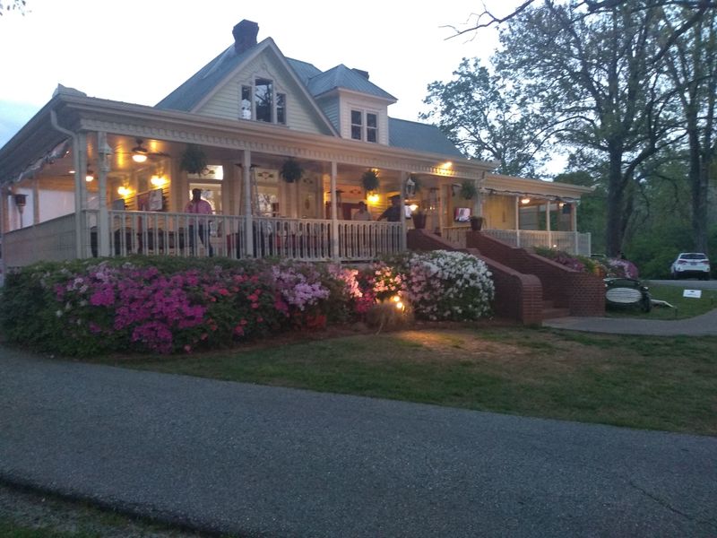 These Georgia Buffets Practically Dare You To Go Back For More - Decor Hint The Carriage House Buffet & Catering Of Jefferson