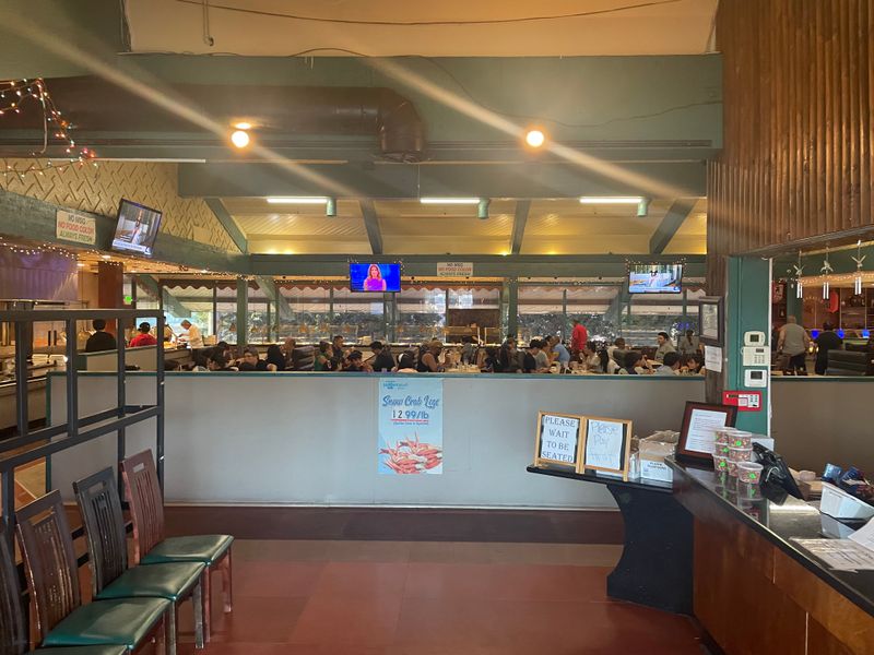This All-You-Can-Eat California Seafood Feast Is Perfect For A Spring Outing - Decor Hint Self-Service Model With Waitstaff Support