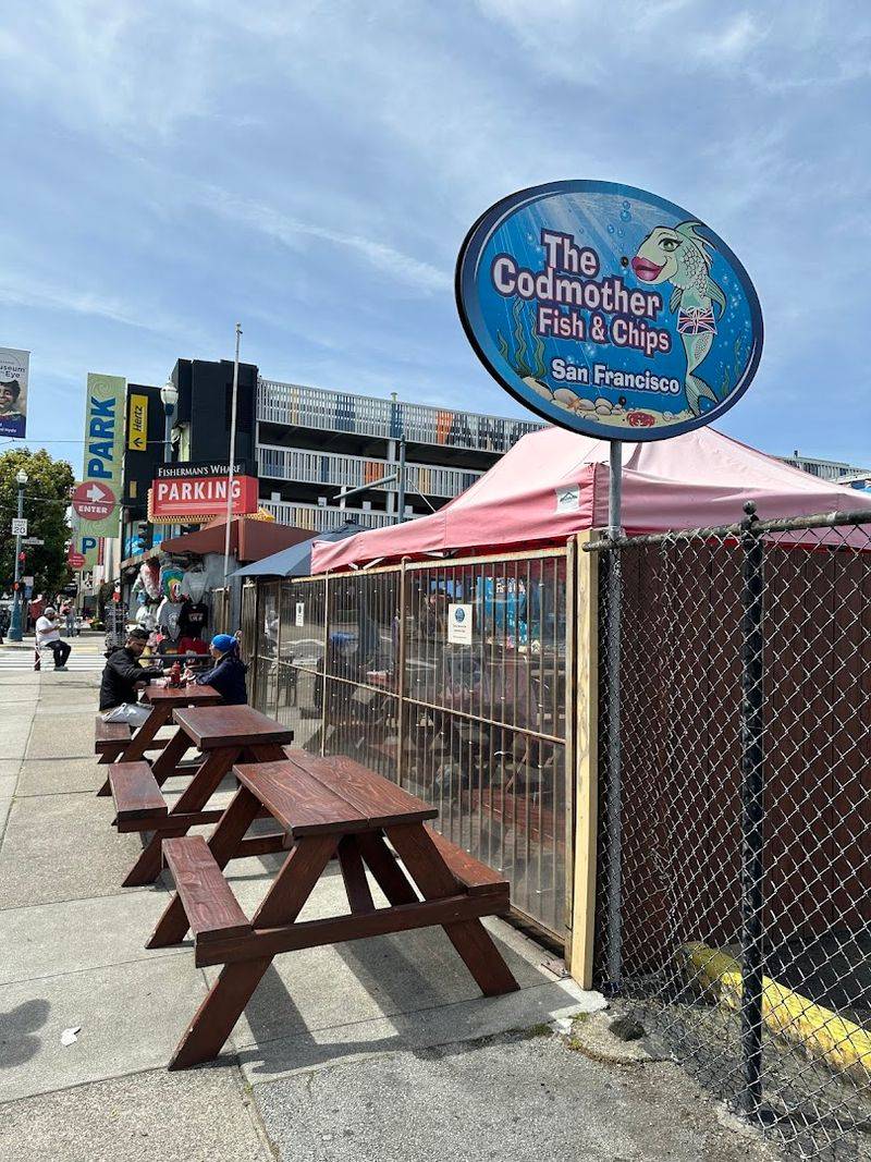 This Unfussy Restaurant In California Has Fish And Chips That Are Absolutely Legendary - Decor Hint A Casual Setup That Works For Everyone