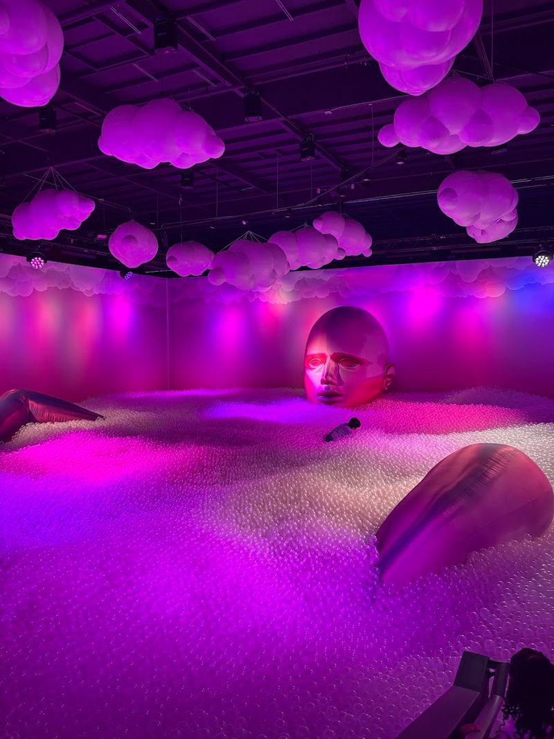 This Dreamy Bubble Planet Is The Perfect Alternative To Celebrate Women's Day With The Friends - Decor Hint Bubble Ocean Offers A Playful And Relaxing Escape