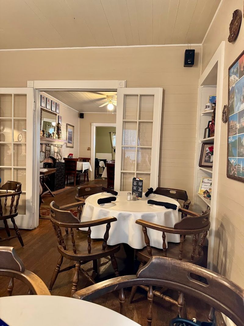 11 German Restaurants In Georgia You Have To Try At Least Once - Decor Hint Gasthaus Tirol